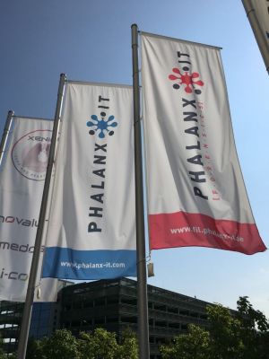 Flaggen vor dem Gebäude in Heilbronn